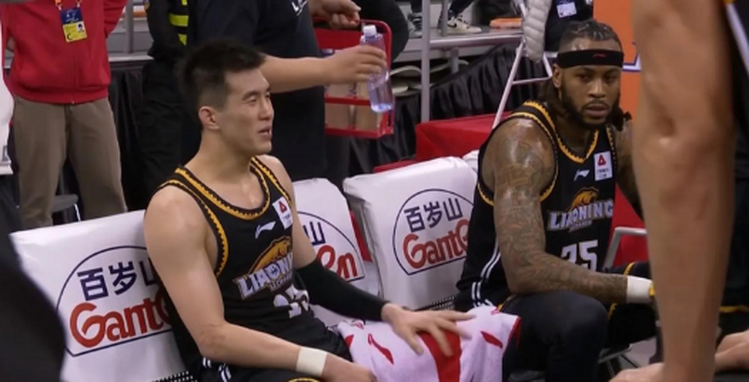 上海队主场惜败，顽强表现却无法改写CBA联赛战绩的简单介绍