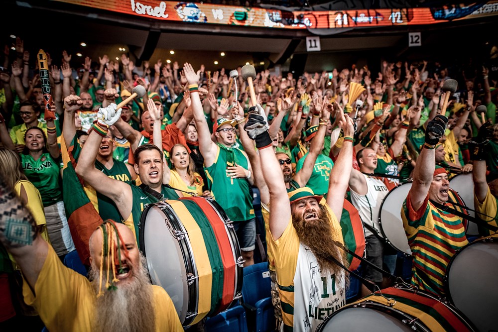 包含南美洲篮球联赛精彩纷呈，观众现场呐喊的词条