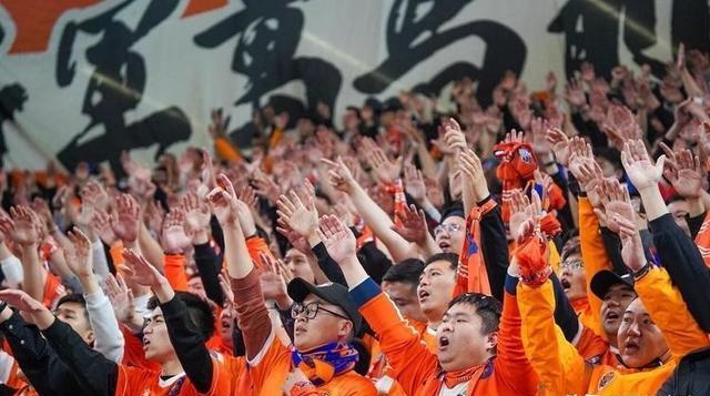 关于热门比赛吸引众多球迷前来加油,气氛火爆的信息 关于热门比赛吸引众多球迷前来加油,气氛火爆的信息