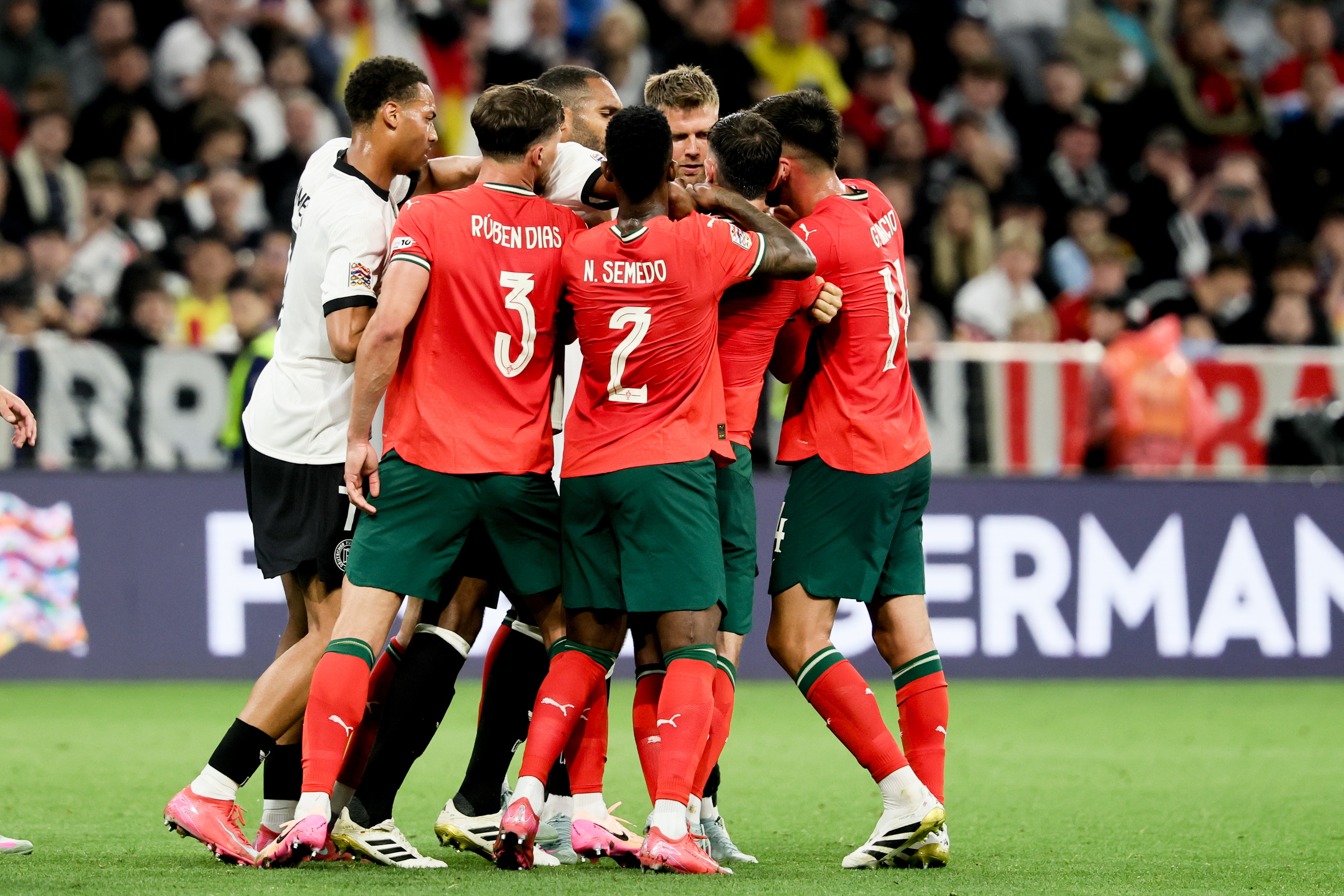 欧国联赛事精彩纷呈,豪门球队争夺荣耀 欧国联赛事精彩纷呈,豪门球队争夺荣耀