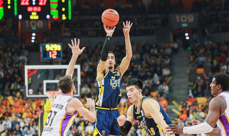 ju11.co-球员表现出色，疯狂攻击助球队扩大领先优势的简单介绍