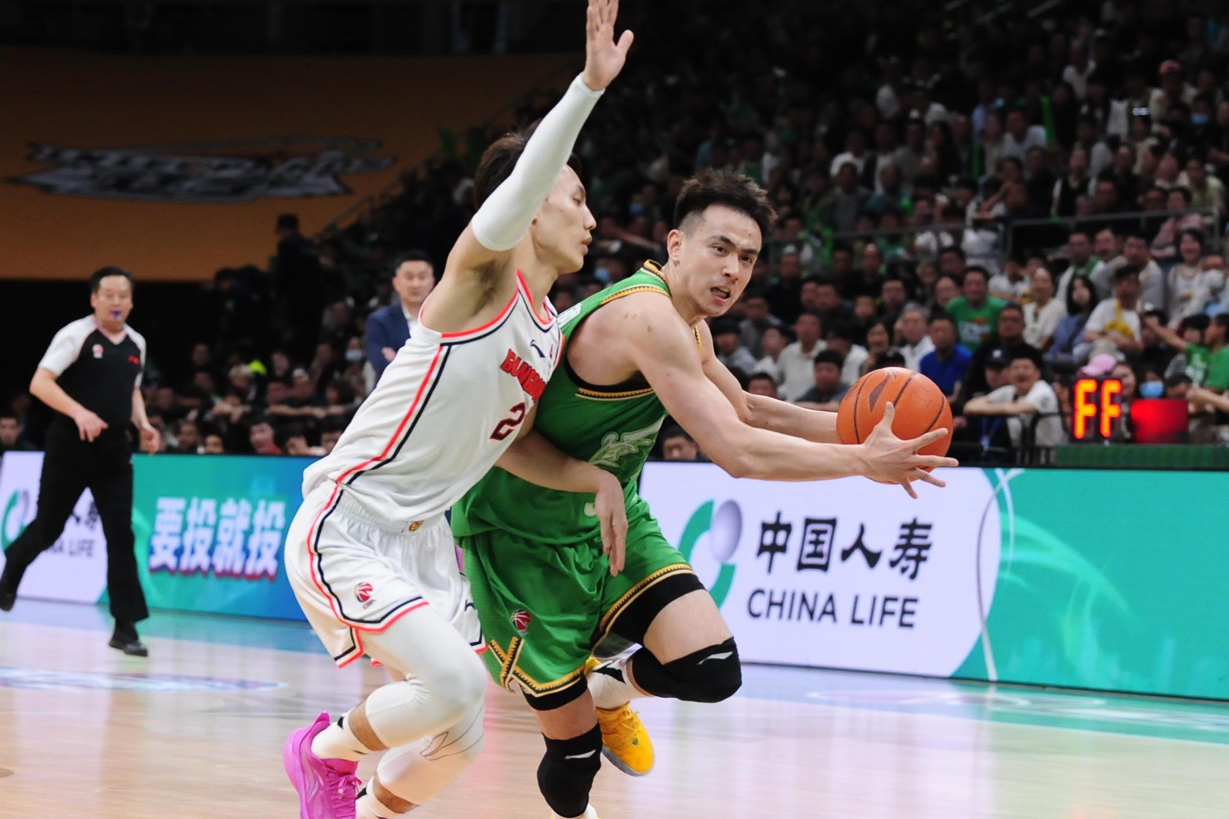 劲旅球员受伤，球队备战冠军战役(这是两支老牌劲旅,为争夺一年一度的联赛桂冠)